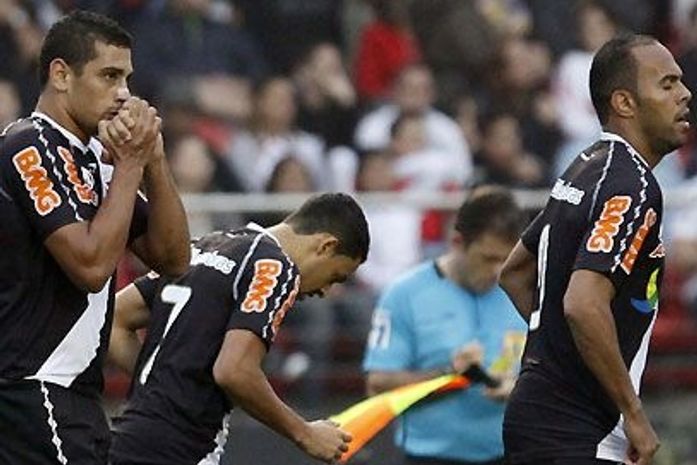 Vasco vence, freia São Paulo e encosta na liderança