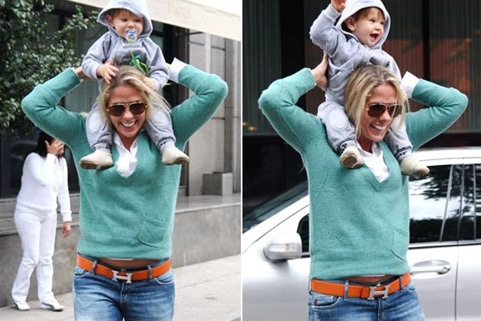 Adriane Galisteu se diverte com o filho em frente a restaurante
