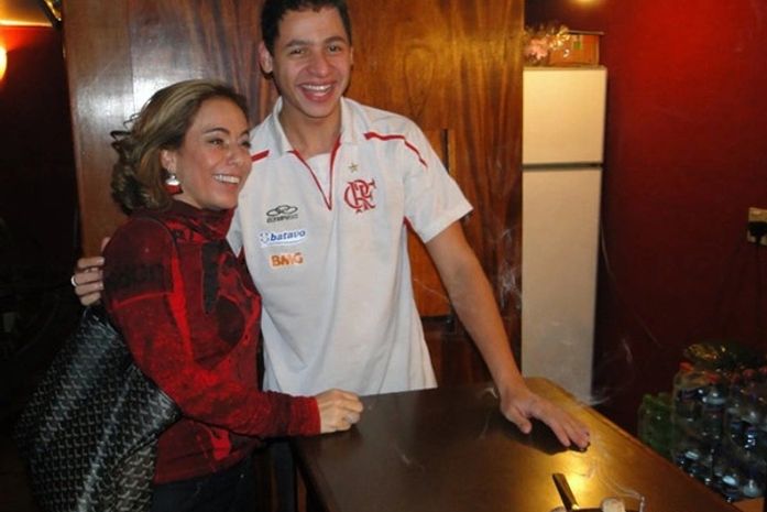 Cissa participa de festa surpresa para funcionário do teatro