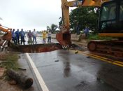 Equipes do Dnit realizam obras em cabeceira de ponte que cedeu devido às chuvas