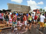Carreta tomba e carga é saqueada por populares em São Sebastião