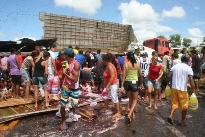 Carreta tomba e carga é saqueada por populares em São Sebastião