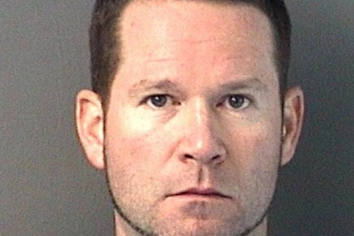 Diretor de escola é preso após exibir genitália para policial