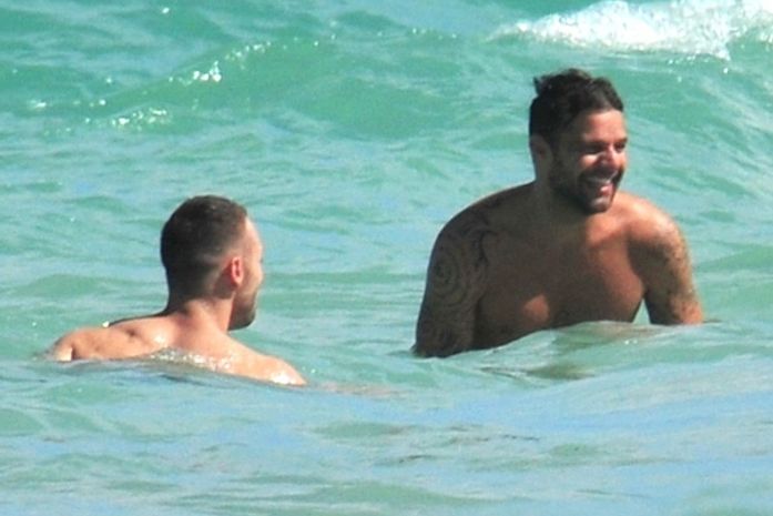 Ricky Martin curte dia de praia ao lado do namorado