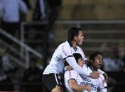 Corinthians vence América-MG no sufoco e mantém a liderança