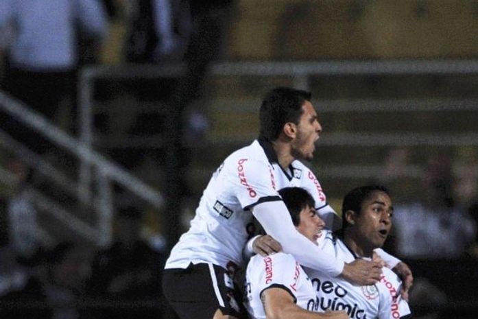 Corinthians vence América-MG no sufoco e mantém a liderança