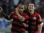 Deivid marcou o gol da vitória e comemorou com Thiago Neves.