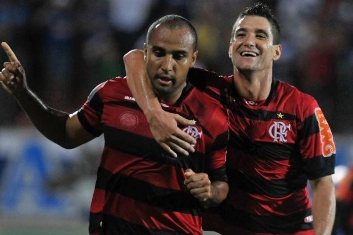 Deivid marcou o gol da vitória e comemorou com Thiago Neves.