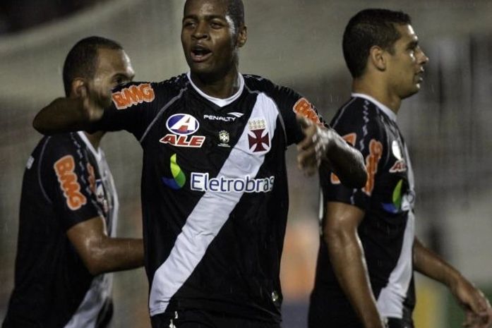 Dedé anula Neymar, Vasco bate o Santos e se aproxima dos líderes