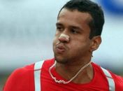Após doping, Bruno Lins usa chegada à la Bolt e desabafa com palavrão nos 100 m