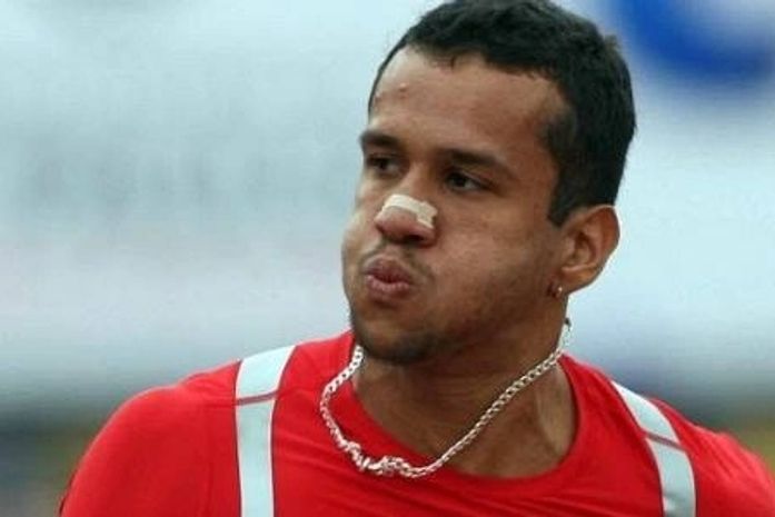Após doping, Bruno Lins usa chegada à la Bolt e desabafa com palavrão nos 100 m