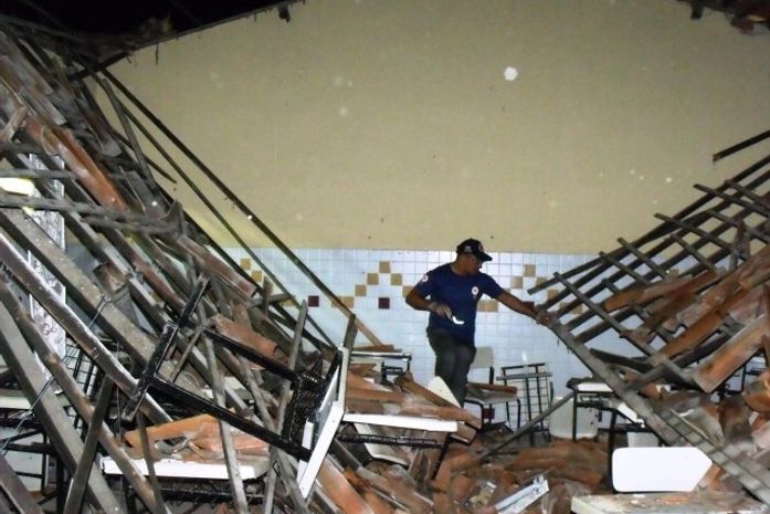 Teto da Escola Estadual Dom Constantino Leurs desaba