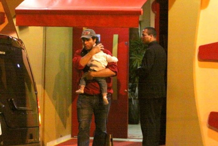 Em saída de festa, Thiago Lacerda carrega a filha no colo