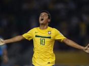 Philippe Coutinho comemora um dos gols da seleção.