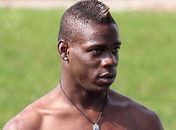 Técnico do City pede reforços e prevê melhora de Balotelli após Euro