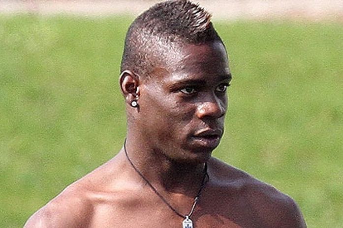 Técnico do City pede reforços e prevê melhora de Balotelli após Euro