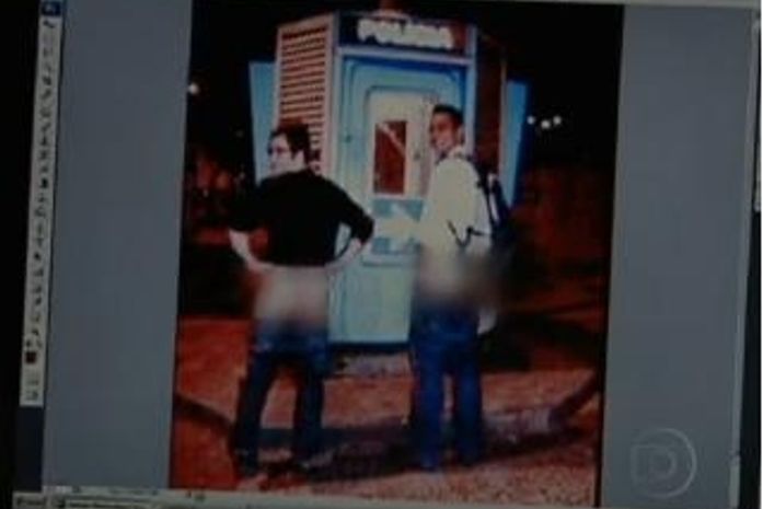 Homens tiram fotos nu em frente a cabine da PM para publicar no facebook