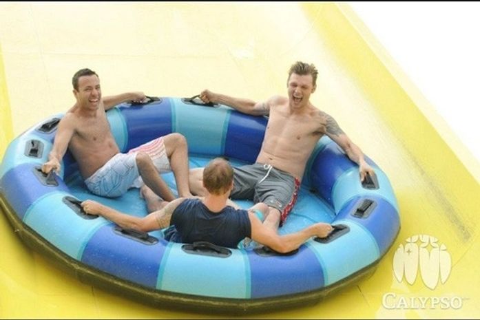 Grupo Backstreet Boys se diverte em parque aquático