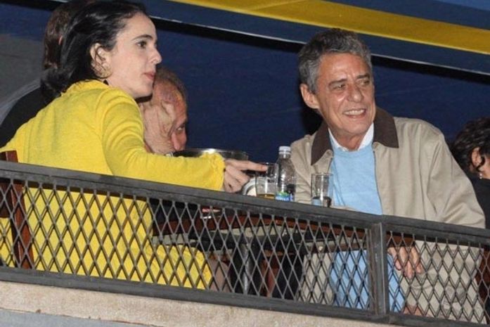 Chico Buarque é homenageado pela namorada com pagode