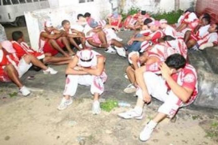 Torcedores do CRB são presos com armas de fogo e drogas em Goianinha