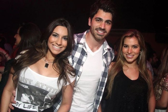 Ex-BBBs Rodrigão e Adriana vão ao show da banda de Thiago Martins