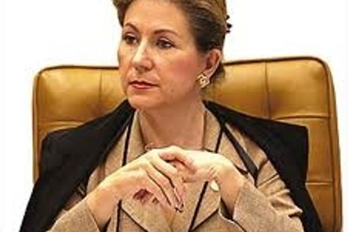 Dilma decreta aposentaria de Ellen Gracie