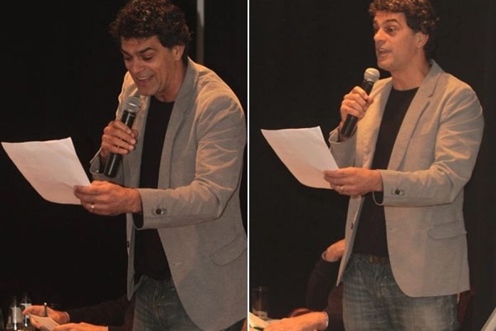 Du Moscovis lê crônica em evento e mulher assiste orgulhosa