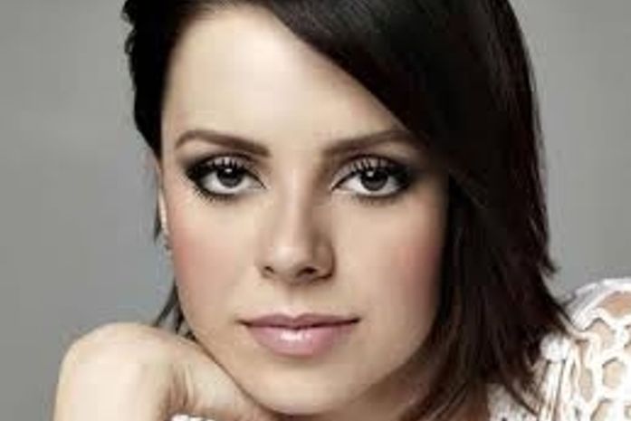 Sandy diz à 'Playboy' ter vontade de visitar casa de swing