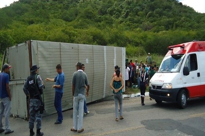 Motorista perde controle de caminhão, tomba e morre na BR-423