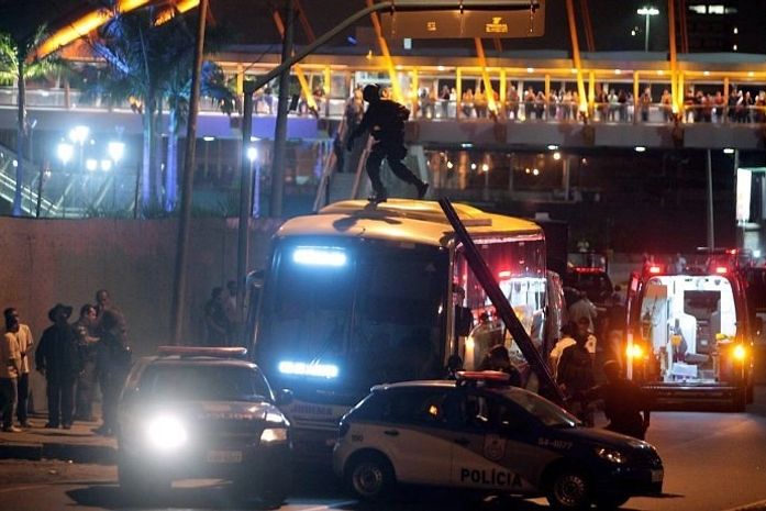 Sequestro de ônibus termina com 6 baleados no Rio