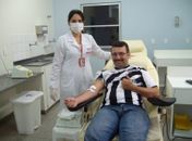 Torcedor do ASA doando  sangue.