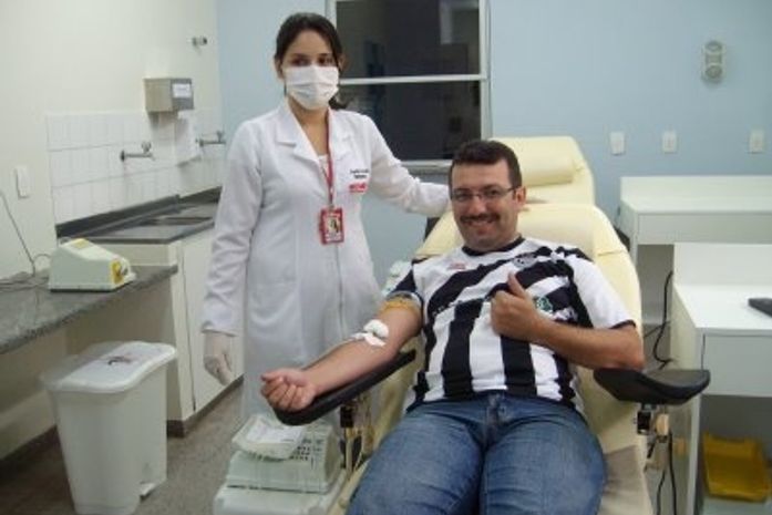 Torcedor do ASA doando sangue.