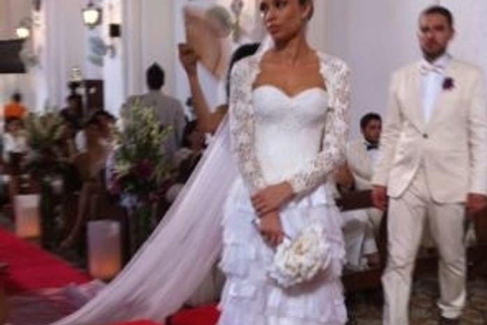 Vestida de noiva, Grazi Massafera grava novela na Colômbia