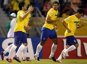 Brasileiros comemoram a vitória diante da Arábia Saudita.