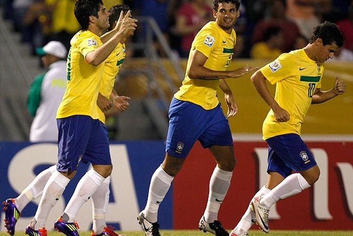 Brasileiros comemoram a vitória diante da Arábia Saudita.