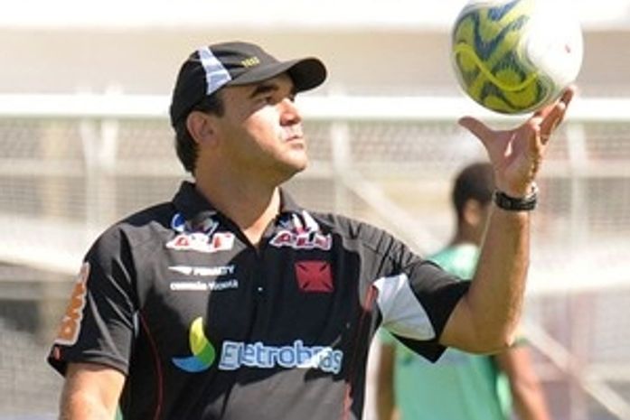 Discreto, Ricardo Gomes leva Vasco a período de calmaria