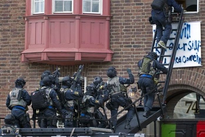 Suécia: ativistas invadem embaixada líbia e ameaçam se matar