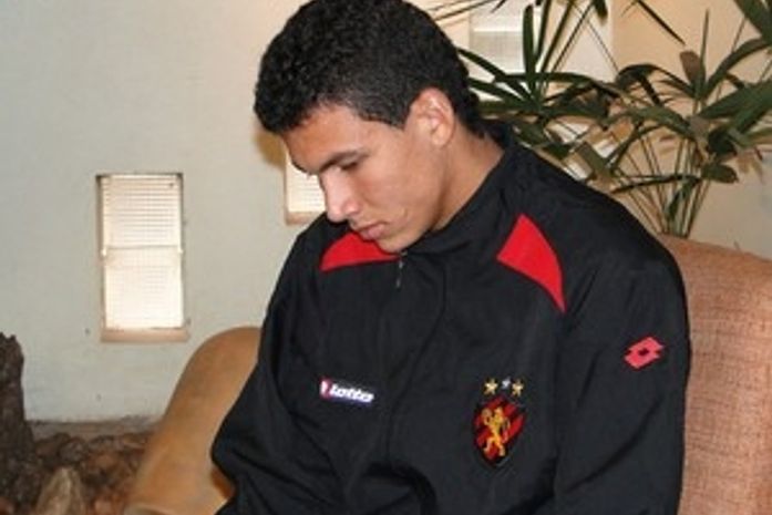 Após "voadora", goleiro alagoano recebe nova chance no Sport