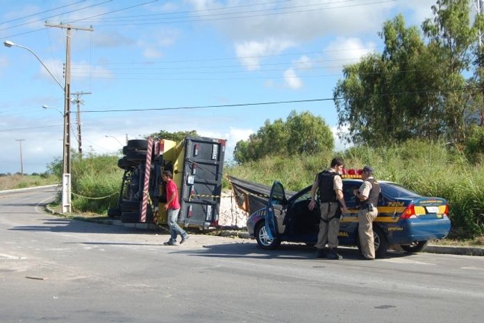 Caminhão tombou na AL 101 Sul
