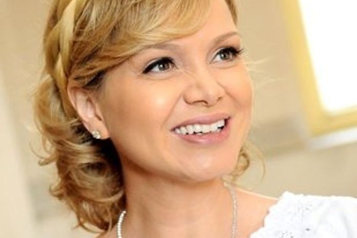 Eliana volta a gravar seu programa amamentando o filho