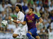 Marcelo do Real e o estreante Alexis Sanches do Barça disputam a bola.