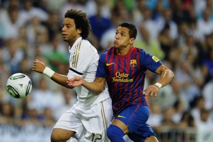 Marcelo do Real e o estreante Alexis Sanches do Barça disputam a bola.