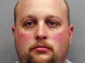 O americano Jeremiah Lee Wright, 30 anos, está sendo acusado de matar um menino de 7 anos, cuja cabeça foi encontrada em uma estrada próxima à sua casa no domingo. Jori Lirette era filho da namorada de Wright. O acusado está preso em Lafourche Parish, na 