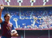 Com festa e emoção, Fábregas é apresentado no Barcelona