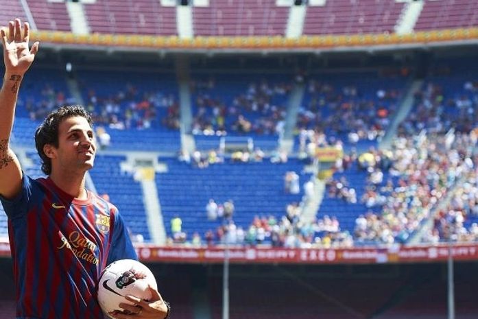 Com festa e emoção, Fábregas é apresentado no Barcelona