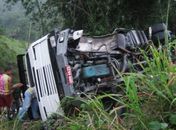 Carreta tomba e carga é saqueada na BR 101 próximo a São Miguel dos Campos