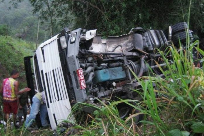Carreta tomba e carga é saqueada na BR 101 próximo a São Miguel dos Campos