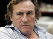 Ator francês Gerad Depardieu uerina em corredor de avião
