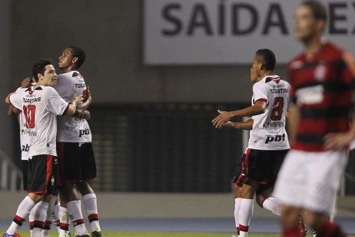 Sem Ronaldinho, Flamengo é surpreendido e goleado pelo Atlético-GO em casa