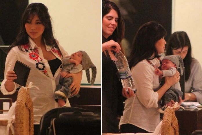 Daniele Suzuki passeia com filho em shopping